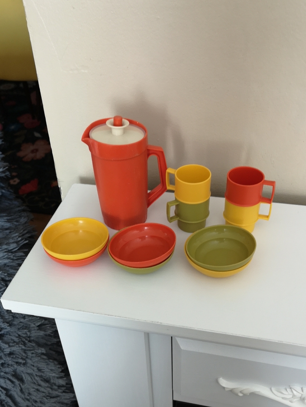 Fun Vintage Kids Tupperware Juice Container Playset with 4 Cups & 6 Bowls
